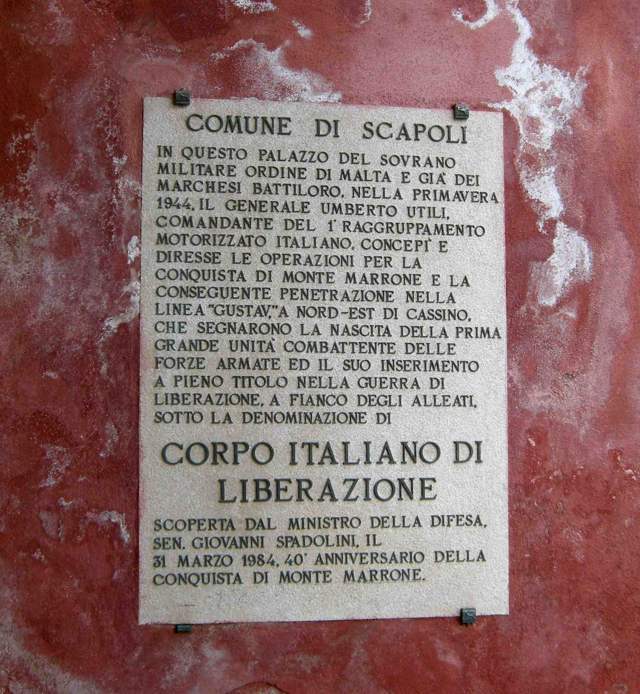 <p>SCAPOLI (IS).<br /><br />Lapide posta nel 1984 sulla casa dove ebbe sede lo stato maggiore del generale Umberto Utili, comandante del Corpo Italiano di Liberazione (C.I.L.).</p>
