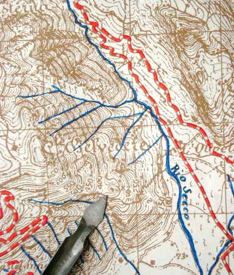 <p>Particolare della mappa inglese del 1944. Sono chiaramente visibili la quota 382, il sentiero, i salti di roccia e la minuscola borgata dell’Olivella.<br />(Italy, 1:50.000, Atina, Sheet 160 I., Photolithographed by O.S. 1943, Reproduced by 514 Corps Fd. Svy. Coy. R.E. April 1944, Published by War Office. 1941, Second Edition (Coloured), 1944.)</p>