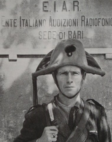 <p>Un Carabiniere Reale, un obbiettivo privilegiato dei fotografi alleati.</p>