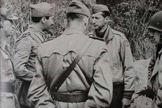 <p>Monte Lungo, dicembre 1943, da sinistra a destra: il capitano Antonio Ricchezza, il maggiore Ranieri di Campello, il generale Vincenzo Dapino, il generale Clark, il generale Walker, comandante della 36a divisione di fanteria.</p>