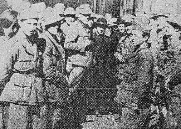 <p>Militari italiani della ‘4. Bau-Kompanie’ con il maggiore Neumann.</p>