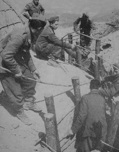 <p>Militari italiani di un battaglione lavoratori al lavoro per la costruzione di un bunker.</p>