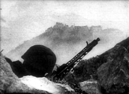 <p>Truppe tedesche sullo <i>Snake's Head Ridge</i>. Frame tratto da un cinegiornale <i>Die Deutsche Wochenschau</i>.</p>
