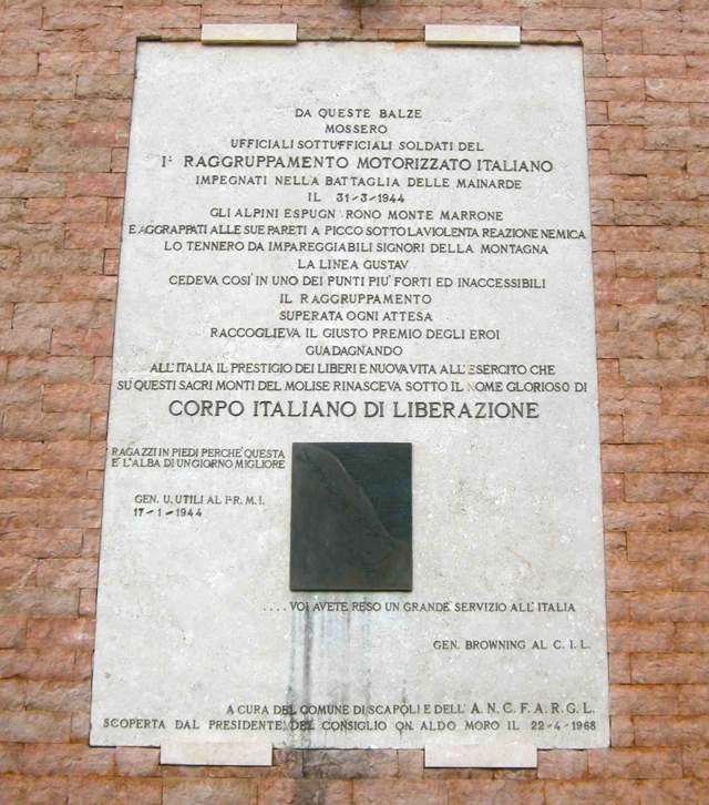 <p>SCAPOLI (IS).<br /><br />Lapide commemorativa del I Raggruppamento Motorizzato e del Corpo Italiano di Liberazione sulla facciata del municipio di Scapoli.</p>