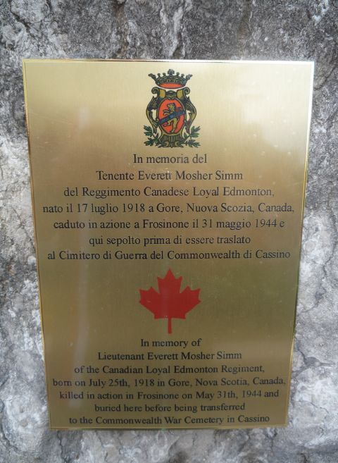 <p>FROSINONE (FR).<br /><br />Targa posta a ricordo del tenente canadese Everett M. Simm, caduto in azione a Frosinone il 31 maggio 1944. Il cippo è stato eretto nel punto ove il tenente Simm fu temporaneamente sepolto dai suoi commilitoni.</p>