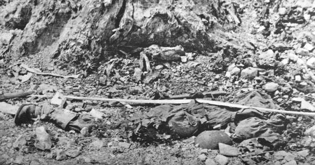 <p>Masseria Albaneta (area), maggio 1944. Il corpo senza vita di un soldato americano rinvenuto dai Polacchi dopo la fine dei combattimenti.</p>