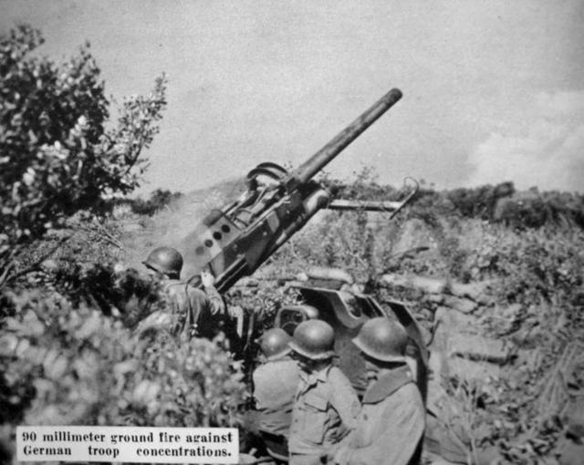 <p>In carenza di attacchi aerei nemici durante il giorno, gli Americani utilizzarono i pezzi<br /> antiaerei da 90 mm. come comuni pezzi da campagna.</p>