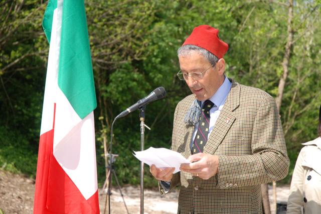 <p>Montelungo, 25/04/2010.<br />Paolo Farinosi apre la cerimonia di inaugurazione del<br /> monumento dedicato ai caduti del LI Btg. Bersaglieri, con una breve esposizione dei tragici<br /> fatti dell'inverno del 1943.</p>