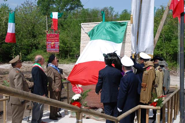 <p>Montelungo, 25/04/2010.<br />Il Generale Marzollo scopre il tanto atteso monumento. Con lui sono presenti il sindaco di Mignano Montelungo e le autorità militari intervenute.</p>