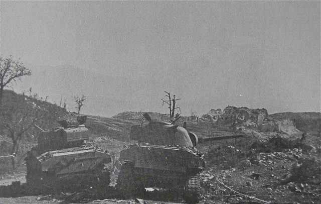 <p>I carri "PAZUR" e "PIRAT", del II squadrone 4° reggimento corazzato "Skorpion", immobilizzati dopo l’urto con delle mine. Sullo sfondo la Masseria Albaneta, a poche centinaia di metri.</p>