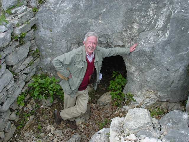 <p>Monte Cifalco, aprile 2008. Alberto Turinetti di Priero presso un ricovero scavato nella roccia.</p>