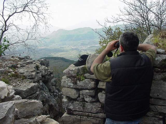 <p>Monte Cifalco, postazione tedesca; sullo sfondo Montecassino. (Aprile 2003)</p>