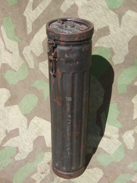 <p>Cassa mobile stagna in metallo per una granata del 10 cm NbW35 (Nebelwerfer 35). Chiusura<br /> con un uncino. Una cerniera articolata. Un'impugnatura di trasporto in metallo sul coperchio.<br /> Dimensioni: 59,5 x 13.</p>