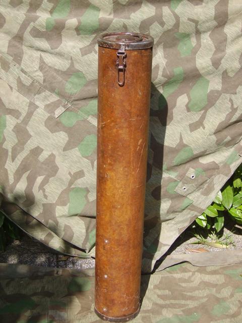 <p>Cassa mobile di cartone per una granata WGr41 (Wurfgranate 41) del 15 cm NbW41<br /> (Nebelwerfer 41). Chiusura con un uncino. Una cerniera articolata. Un'impugnatura di trasporto<br /> sul coperchio. Sul finire della guerra ne fu realizzata una versione in legno. Dimensioni:<br /> 102,5 x 17,5.</p>
