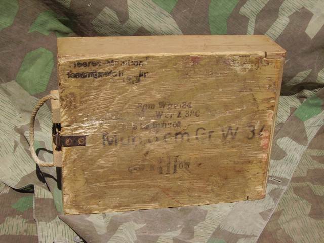 <p>Cassa in legno per 3 granate del 8 cm GrW34 (Granatwerfer 34). Chiusura con un uncino.<br /> Cerniere per giunti laterali in legno. Un'impugnatura di trasporto in cordelette. Dimensioni:<br /> 36 x 28 x 10,5.</p>