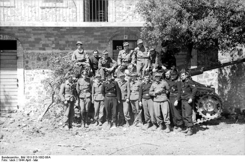 <p class='eng'>Bundesarchiv_Bild_101I-313-1002-08A, Italien, Soldaten vor Sturmgeschütz III posierend.</p>