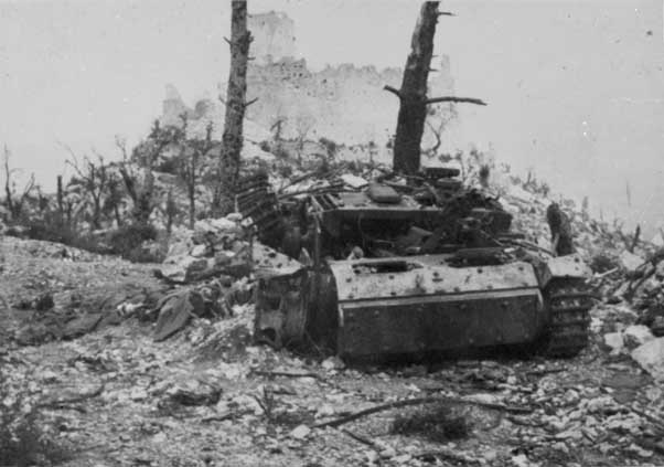 <p>Il relitto dello StuG III colpito nei pressi di Rocca Janula.</p>