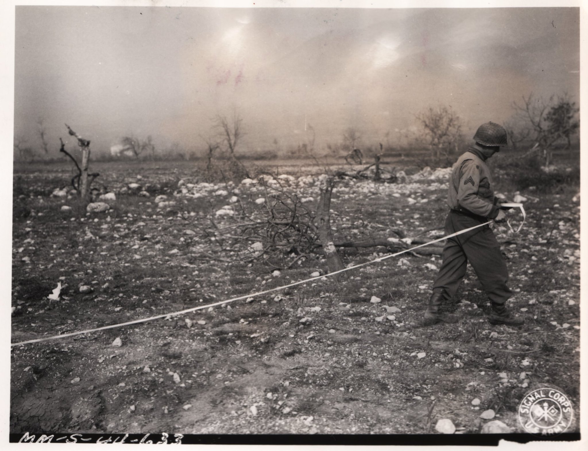 <p class='eng'>January 1944 Rapido River area. Soldiers of reconnaissance company or the 636th tank destroyer battalion, cleared mine fields, another soldier comes up from behind and lays tape, marking off clear area" (Photo by Paluch 163rd Signal Photo Company - NARA)</p>
