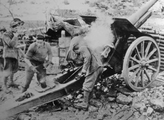 <p>Artiglieri dell'11° Reggimento Artiglieria ripresi nella zona di Scapoli.</p>