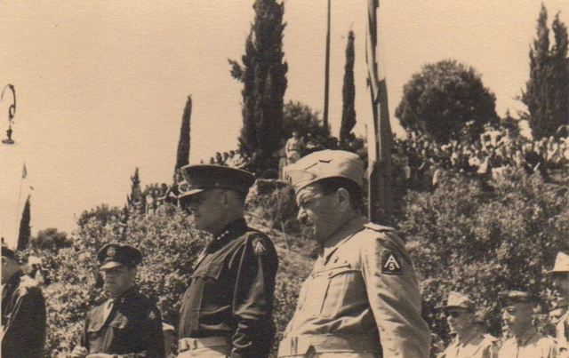 <p>Peschiera, luglio 1945, il generale Truscott, comandante della 5a Armata americana e il<br /> generale Cortese, comandante della 210a divisione Fanteria del Regio Esercito. Alle sue spalle<br /> è riconoscibile il generale Umberto Utili.</p>