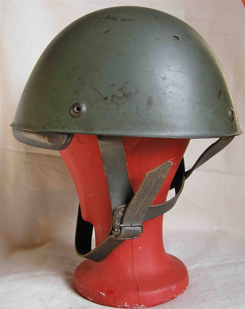 <p>Elmetto da paracadutista italiano Mod. 42.</p><p class='eng'>Mod. 42 Italian Paratrooper helmet.</p>