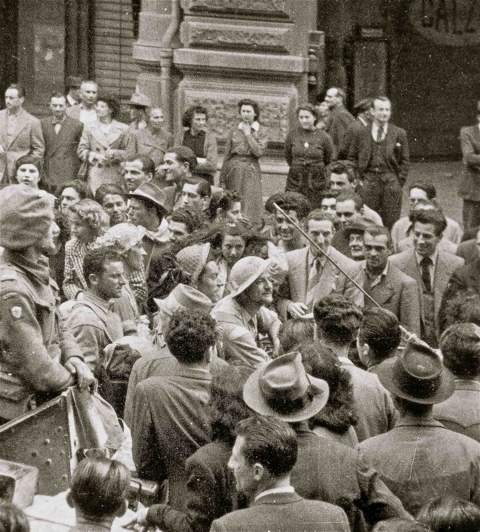 <p>I Bersaglieri del Gruppo da Combattimento "Legnano" entrano in Bologna il 24 aprile 1945.</p><p class='eng'>Bersaglieri of the "Gruppo da Combattimento Legnano" entering to Bologna on 24th April 1945.</p>