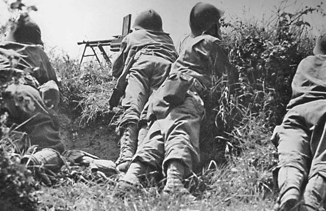 <p>Maggio 1944, "Tirailleurs" della 3a divisione di fanteria algerina con l'elmetto Mod. 26 e la copertina mimetica. Maggio 1944.</p><p class='eng'>May 1944. 3rd Algerian Infantry Division "Tirailleurs" wearing Mod. 26 and the camo cover.</p>