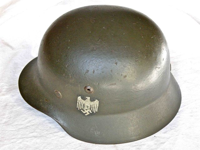 <p>Elmetto tedesco Mod. 1935 con distintivo della Heer.</p><p class='eng'>M35 German helmet with Heer decal.</p>
