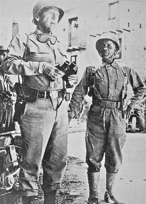 <p>1943, ufficiali americani con l"elmetto M1 e sottoelmo Hawley in Sicilia.</p><p class='eng'>1943, US Officers with M1 helmet and Hawley Liner in Sicily.</p>