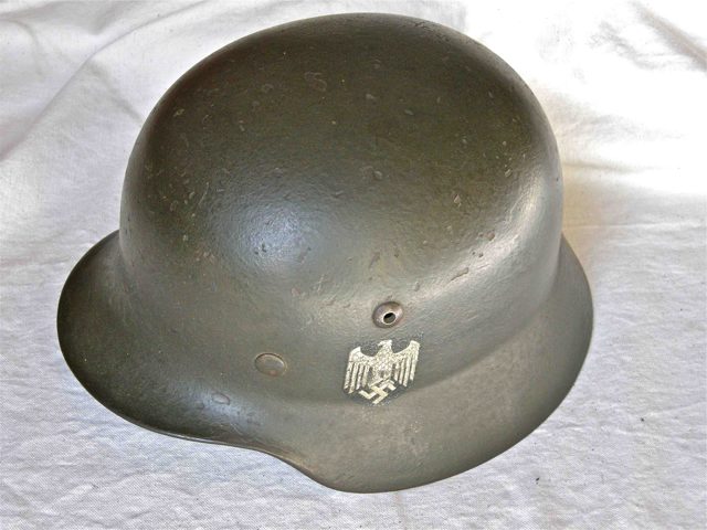 <p>Elmetto tedesco Mod. 1935 con distintivo della Heer.</p><p class='eng'>M35 German helmet with Heer decal.</p>