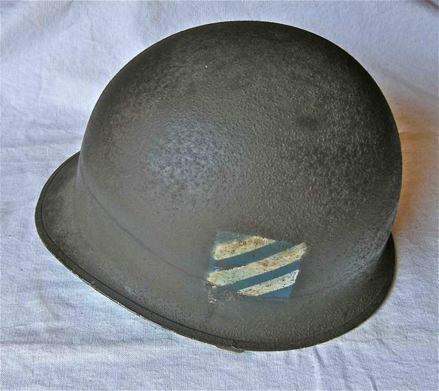 <p>Elmetto americano M1 con fregi della 3rd Infantry Division.</p><p class='eng'>US M1 helmet with 3rd Infantry Division badges.</p>