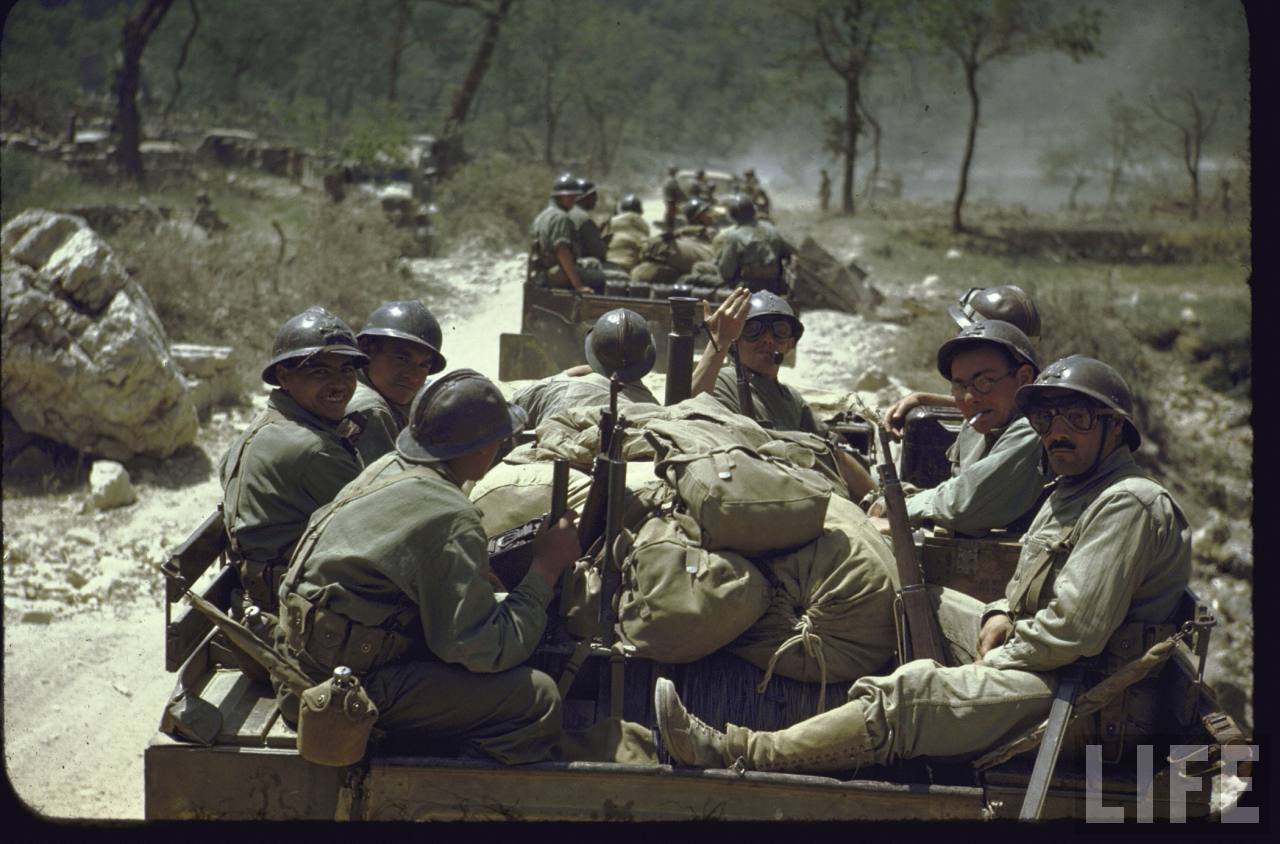 <p class='eng'>Artillerymen in May 1944, probably of the 67th North African Artillery Regiment (3e Division d'Infanterie Algérienne).<br /><br />May 1944, Esperia area. Photographer George Silk (LIFE).</p>