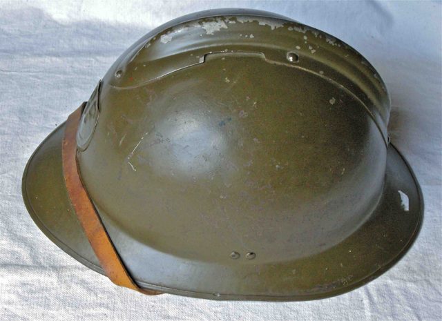 <p>Elmetto francese mod. 26 con fregio Mod. 15 per truppe nordafricane.</p><p class='eng'>Mod. 26 French helmet with Mod. 15 badge for North African troops.</p>