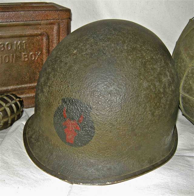 <p>Elmetto americano M1 con fregio della 34a Divisione di Fanteria.</p><p class='eng'>US M1 helmet with 34th Infantry Division decal.</p>