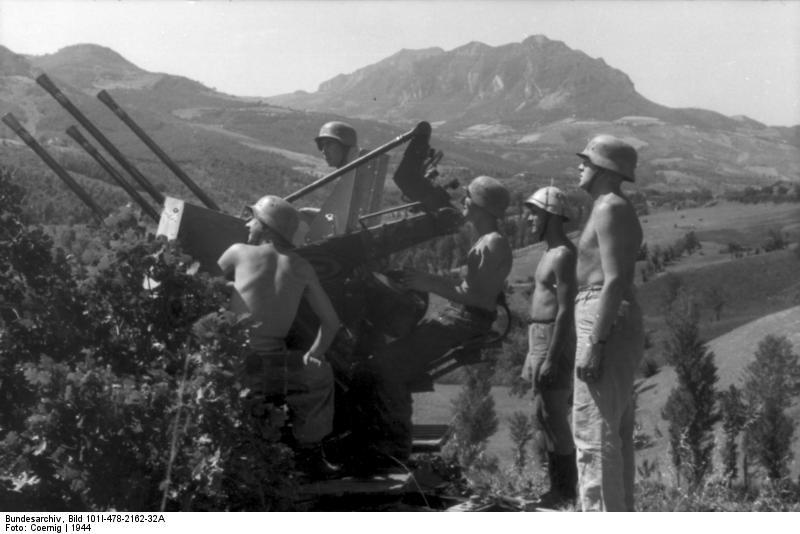 <p>Italia, 1944, soldati tedeschi di una unità FLAK.</p><p class='eng'>Italy, 1944, German soldiers with an AA gun.</p><p class='eng'>Bundesarchiv_Bild_101I-478-2162-32A,_Italien,_Soldaten_an_Vierlingsflak</p>