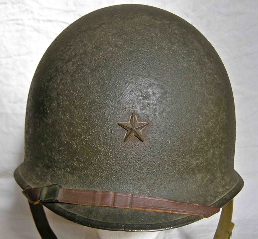 <p>Elmetto americano M1 con stella da brigadiere generale.</p><p class='eng'>M1 US helmet with the Brigadier General star.</p>