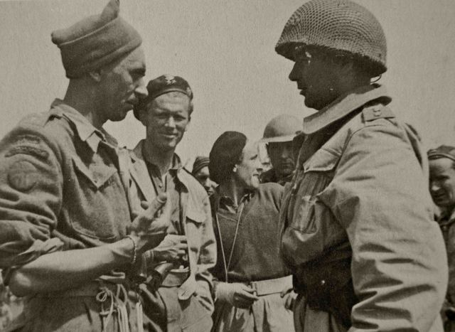 <p class='eng'>Montecassino, May 1944, a Polish officer with the British RAC helmet.</p>