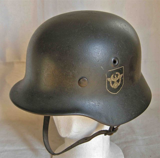 <p>Elmetto tedesco Mod. 35 con doppio distintivo della Polizia.</p><p class='eng'>M35 German helmet with Police double decal.</p>