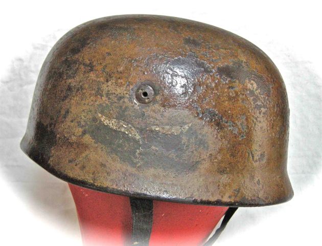 <p>Elmetto da paracadutista tedesco con vernice mimetica.</p><p class='eng'>German Paratroopers helmet with camo paint.</p>