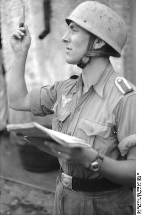 <p>Italia 1944, paracadutisti tedeschi con l'elmetto mimetizzato.</p><p class='eng'>Italy 1944, German Paratroopers with the camo paint helmet.</p><p class='eng'>Bundesarchiv_Bild_101I-570-1605-15,_Italien,_Fallschirmjäger-Unteroffizier.</p>