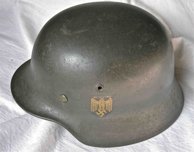 <p>Elmetto tedesco Mod. 35 con fregio della Kriegsmarine.</p><p class='eng'>M35 German helmet with the Kriegsmarine decal.</p>