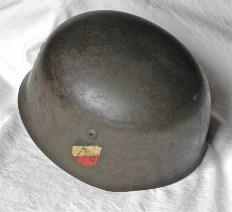<p>Elmetto da paracadutista tedesco con doppio distintivo.</p><p class='eng'>German Paratroopers helmet with double decal.</p>