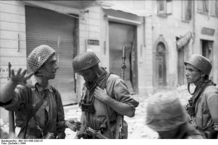 <p>Un paracadutista tedesco con l'emblema nazionale sul lato destro dell'elmetto, molto raro nel 1944.</p><p class='eng'>A German Paratrooper with the National colours on the right side of the helmet, very rare in 1944.</p>