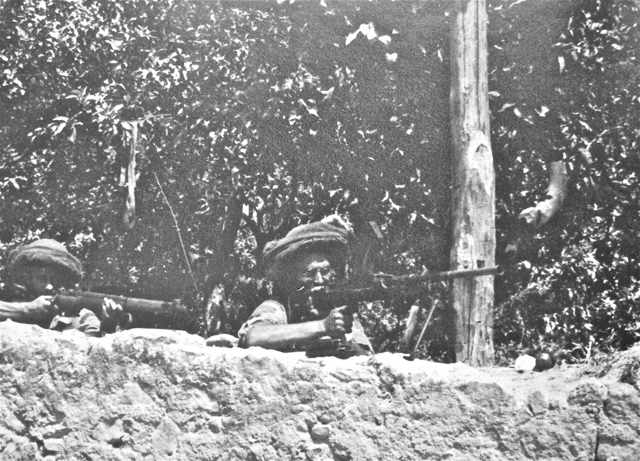 <p>Anzio, 1944, soldati inglesi con l!elmetto dotato di copertina mimetica e zanzariera.</p><p class='eng'>Anzio, 1944, British soldiers wearing the helmet with camo cover and mosquito net.</p>