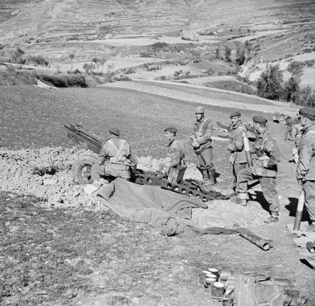 <p>Un portaordini assiste alla messa in batteria di un pezzo d'artiglieria.</p><p class='eng'>A Despatch rider and a British Artillery team.</p>