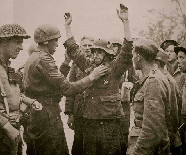 <p class='eng'>A MP policeman and German prisoners.</p>