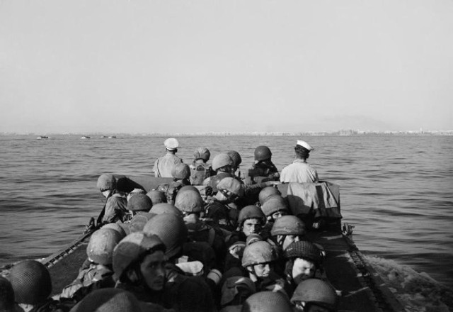 <p>Settembre 1943, Paracadutisti britannici si avvicinano al porto di Taranto.</p><p class='eng'>September 1943, British Paratroopers landing on Taranto harbour.</p>