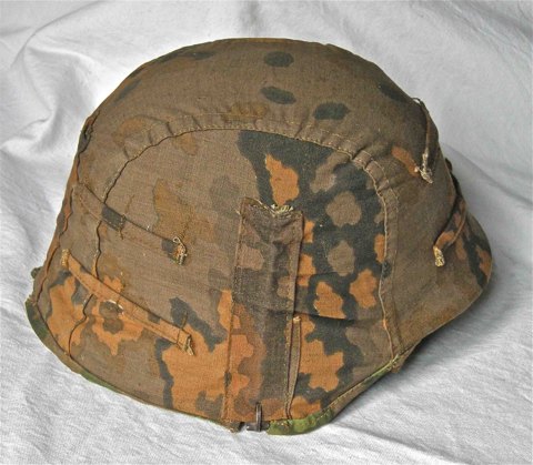 <p>Elmetto tedesco Mod. 35 con la copertina mimetica reversibile delle Waffen-SS.</p><p class='eng'>M35 german helmet with the Waffen-SS camo reversible cover.</p>