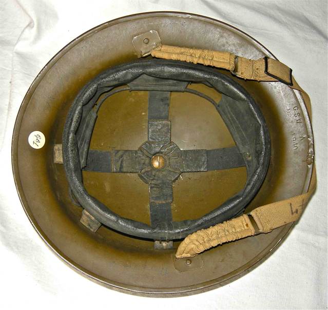 <p>Elmetto inglese Mk II di fabbricazione canadese, portato in Italia non solo dalle unità canadesi.</p><p class='eng'>MK II British helmet of Canadian production, used in Italy not only by Canadian Army units.</p>