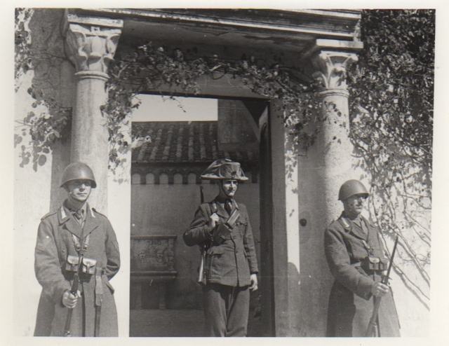 <p>Salerno, 1944, un Reale Carabiniere di guardia.</p><p class='eng'>Salerno, 1944, a Royal Carabineer on sentry duty.</p>